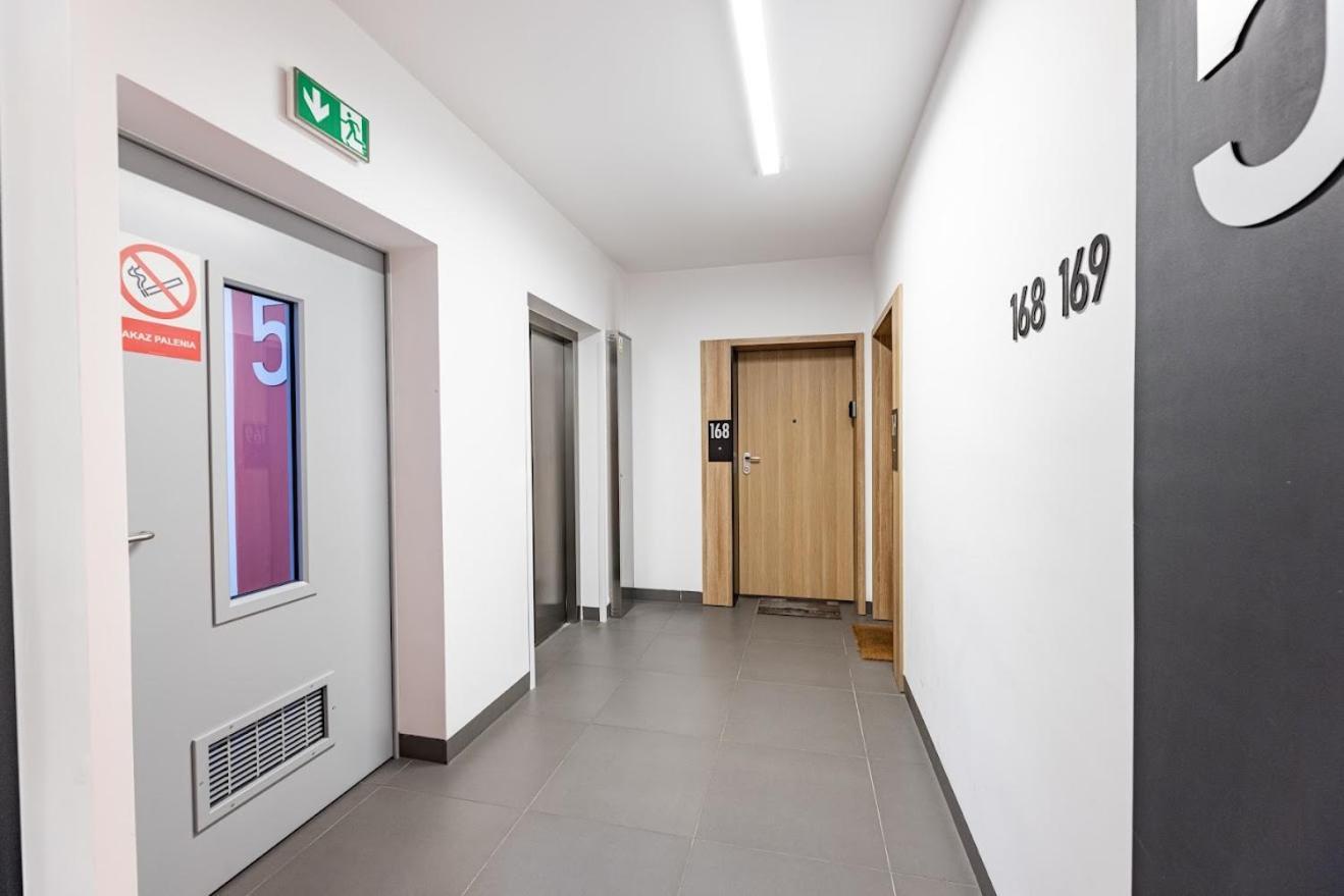 Fajny Apartament Z Parkingiem, Obok Metra. Warschau Exterior foto